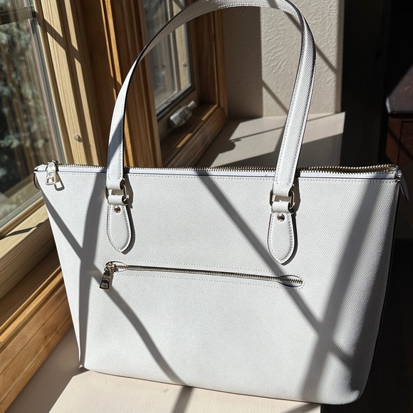 Coach Outlet Gallery Tote Bag in Ivory Chalk - Picture 9 of 12